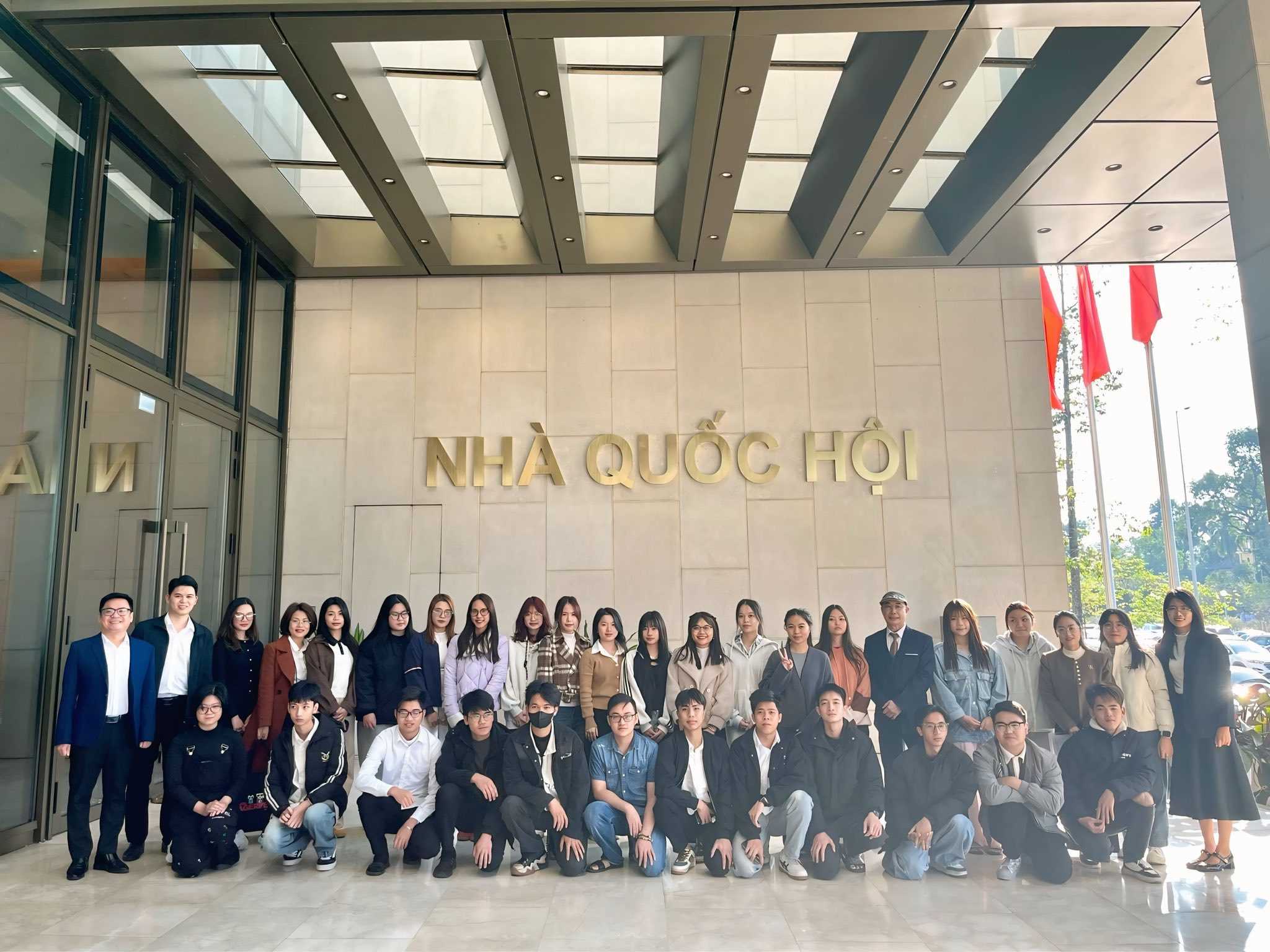 SINH VIÊN KHOA LUẬT, CHÍNH TRỊ HỌC VÀ QUAN HỆ QUỐC TẾ ĐI THỰC TẾ TẠI NHÀ QUỐC HỘI VÀ KHU LĂNG BÁC